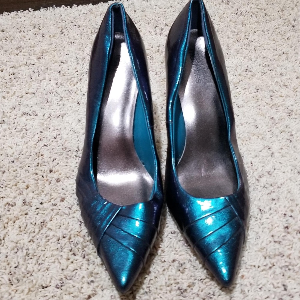 NWOT Metallic Teal Maurices Heels